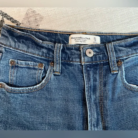 Abercrombie Distressed Ultra High Rise Ankle Straight Jean - Picture 3 of 3